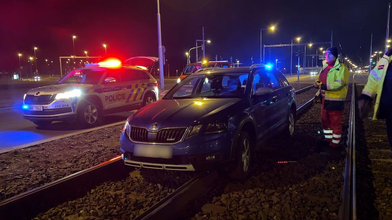 Řidič jel v Praze po tramvajových kolejích. Policii nadýchal dvě promile